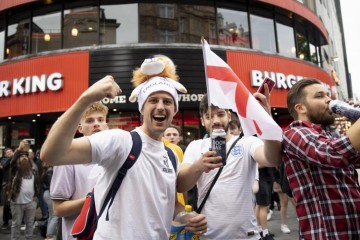 塞尔维亚警方：英格兰球迷的行为堪称典范，未收到冲突报告